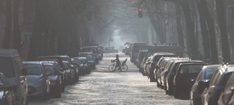 Parkende Autos in einer Straße