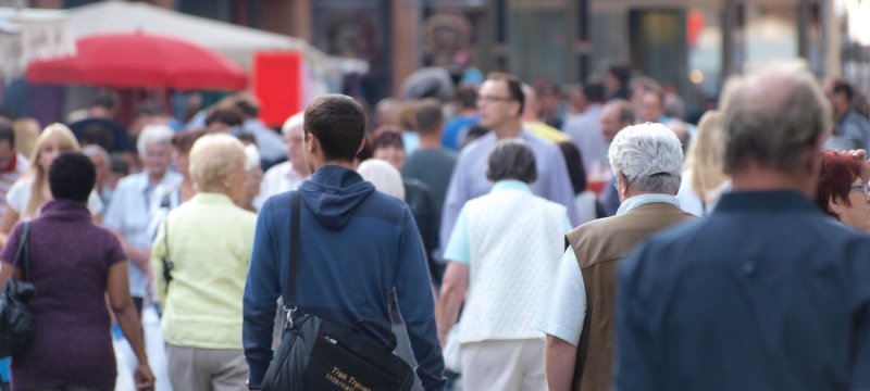 Menschen in einer Fußgängerzone