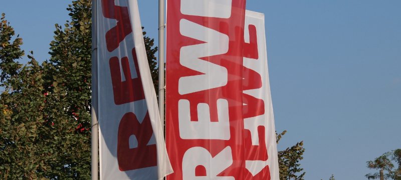 Rewe-Fahnen