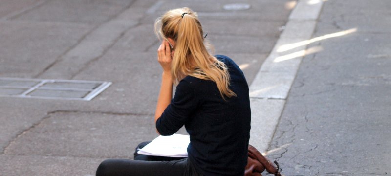 Junge Frau beim Telefonieren