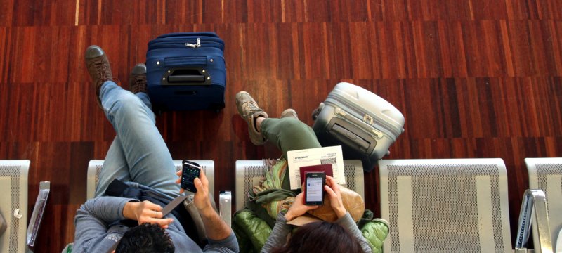 Ein Pärchen wartet am Flughafen