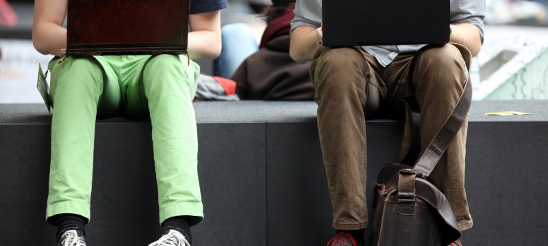 Zwei Männer surfen im Internet