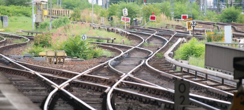 Schienen am Bahnsteig