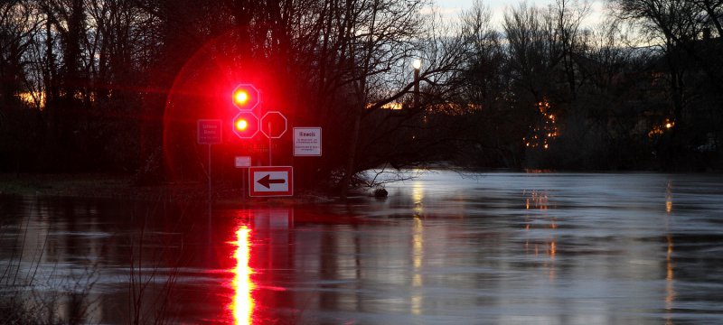 Durchfahrtsverbot an einem Fluss