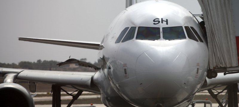 Flugzeug mit Passagieren auf dem Rollfeld