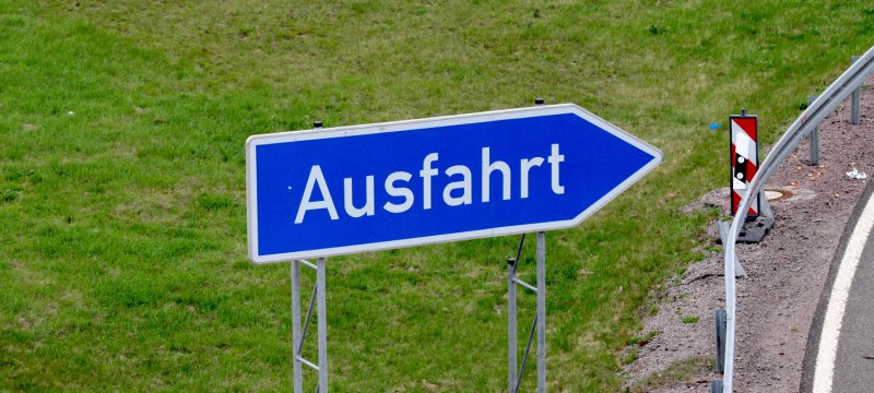 Ausfahrts-Schild an einer Autobahn