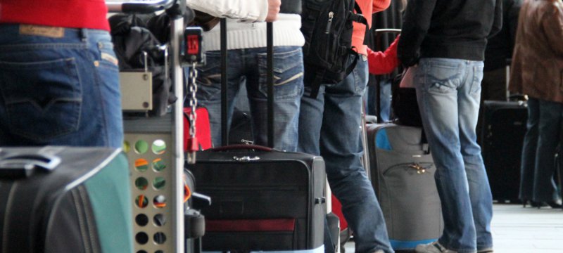 Touristen beim Check-in am Flughafen