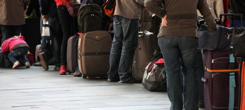 Touristen beim Check-in am Flughafen