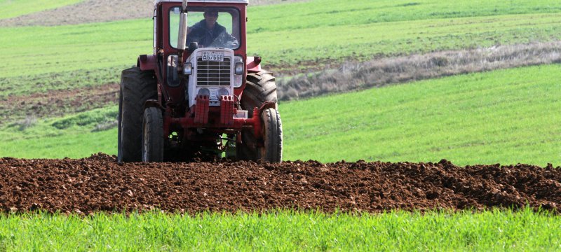 Bauer mit Traktor