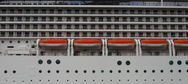 Kreuzfahrtschiff mit Rettungsbooten