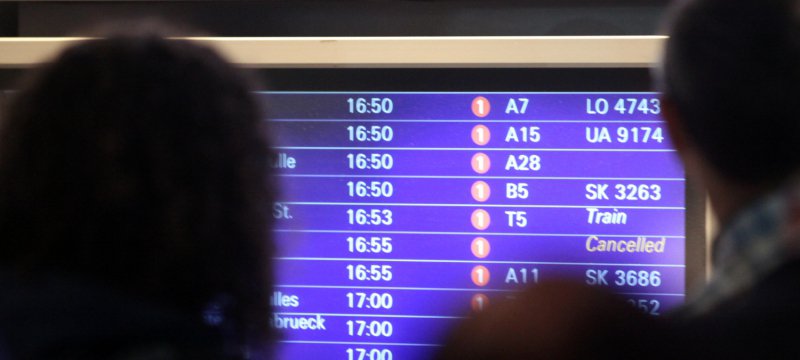 Passagiere vor Informationstafel am Frankfurter Flughafen