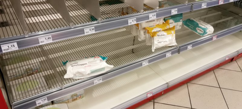 Erste Hamsterkäufe im Supermarkt