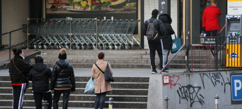 Schlange stehen vor Supermarkt