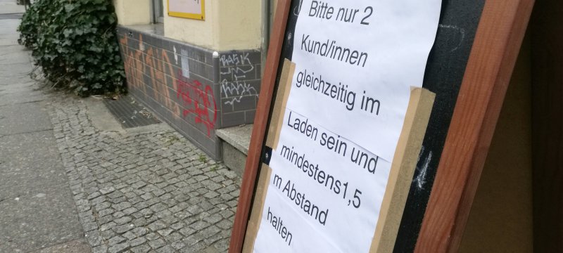 Abstandshinweis vor einem Laden