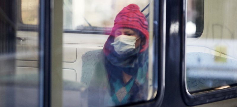 Frau mit Schutzmaske in einer S-Bahn