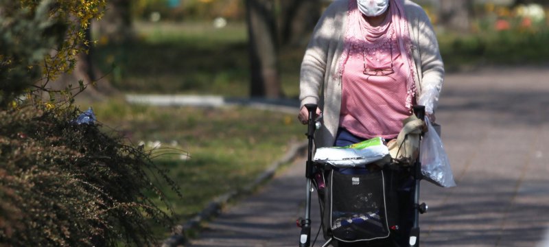 Alte Frau mit Mundschutz