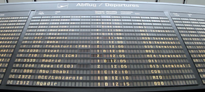 Ankunfts- und Abflugstafel an einem Flughafen