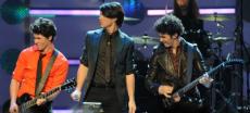 Jonas Brothers geben spontanes Konzert in Grundschule