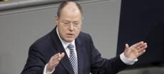 Steinbrück kritisiert Merkels Krisenmanagement