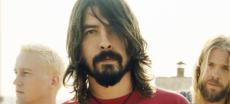“Foo Fighters”-Frontmann Dave Grohl ist seiner Gitarre treu
