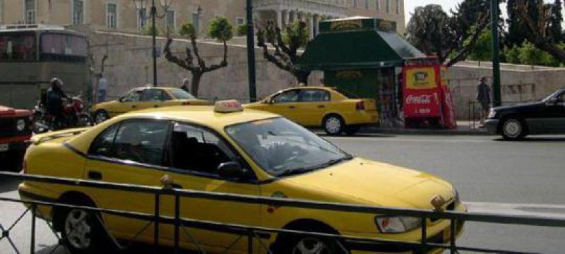 Taxifahrer blockieren Zufahrt zum Athener Flughafen