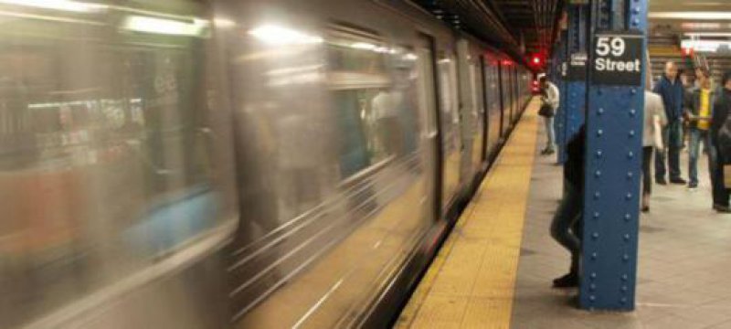 Tausende lassen für Flashmob in U-Bahnen die Hosen runter