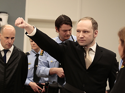Breivik zeigt sich bei Prozessauftakt kämpferisch