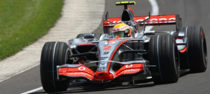 Formel-1-Auto auf der Strecke