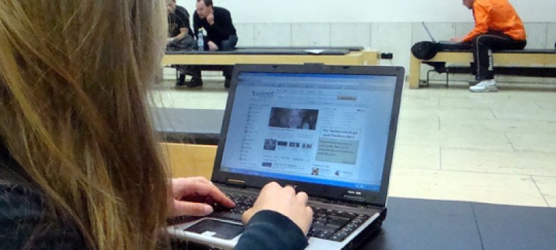 Internet-Nutzerin vor dem Computer