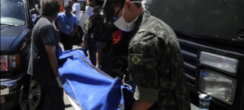 Leichenabtransport nach der Brandkatastrophe in Brasilien