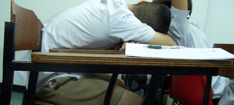 Schüler schläft im Sitzen