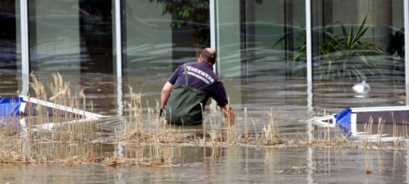 Helfer der Feuerwehr beim Hochwasser-Einsatz