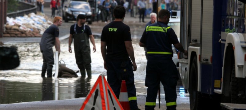 THW-Einsatzkräfte beim Hochwasser in HalleSaale 2013