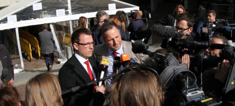 Anwälte Jens Rabe und Stephan Lucas geben ein Interview vor dem Strafjustizzentrum München