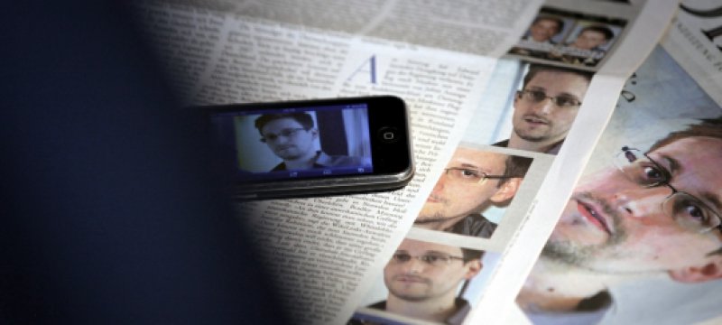 Medienkonsument betrachtet Berichterstattung über Edward Snowden