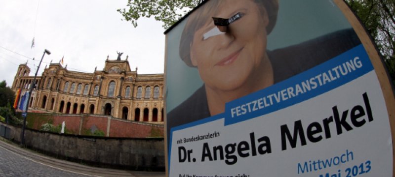 CSU-Wahlplakat mit Angela Merkel vor dem Bayrischen Landtag