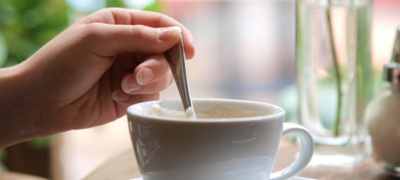 Eine Tasse Kaffee in einem Café