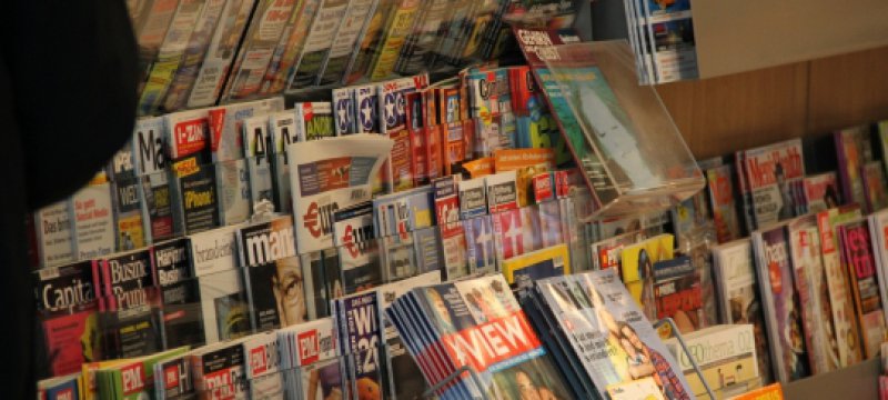Zeitschriften an einem Kiosk
