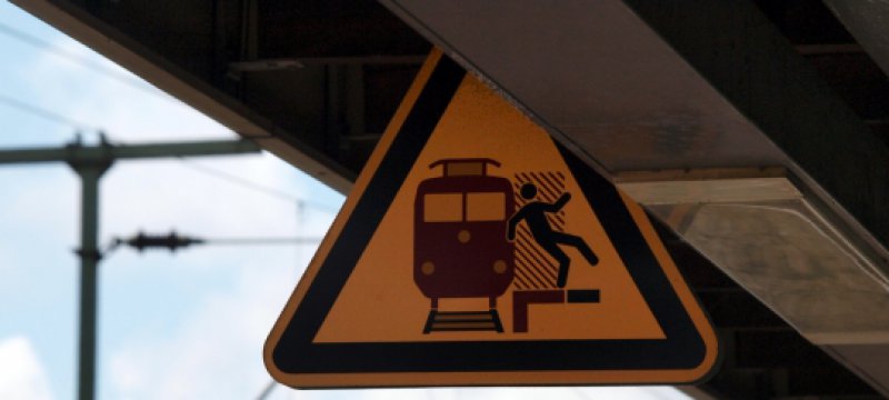 Warnschild am Bahnhof