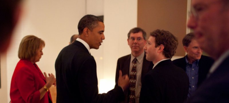 Barack Obama im Gespräch mit Facebook-Chef Mark Zuckerberg