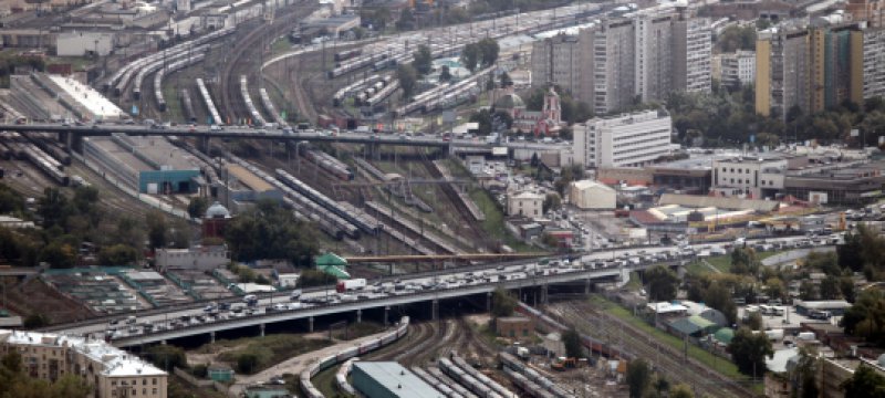 Straßenverkehr und Zugverkehr in Moskau Russland