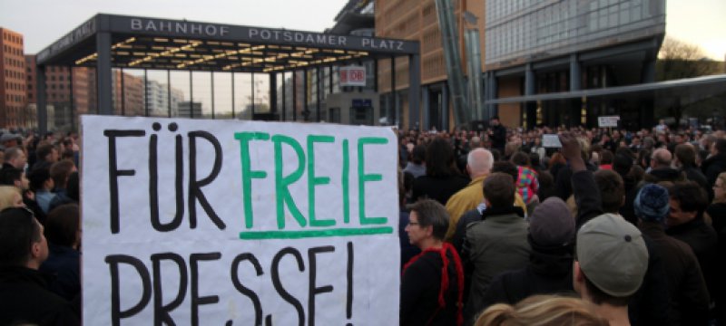 Protest gegen US-Politik und "Meinungs-Diktatur" am 31.03.2014 in Berlin / Potsdamer Platz