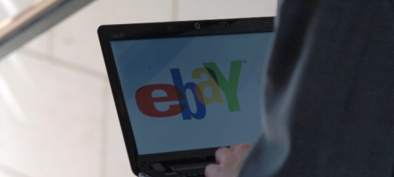eBay-Nutzer am Computer