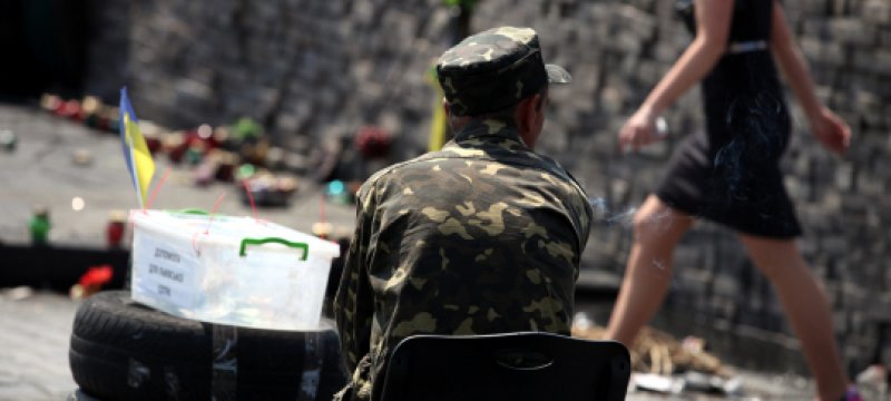 Mann in Camouflage auf dem Maidan in Kiew