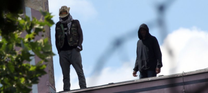 Flüchtling auf dem Dach der Gerhart-Hauptmann-Schule in Berlin-Kreuzberg am 01.07.2014