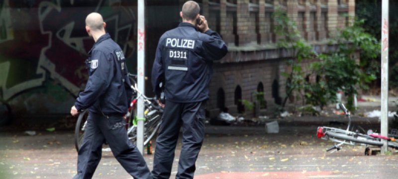 Polizei vor der Gerhart-Hauptmann-Schule in Berlin-Kreuzberg am 01.07.2014