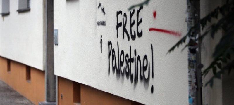 "Free Palestine"-Schriftzug an einer Hauswand in Berlin