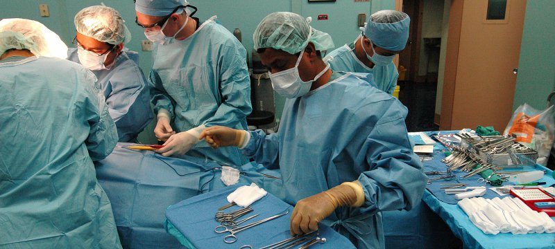 Ärzte bei Operation