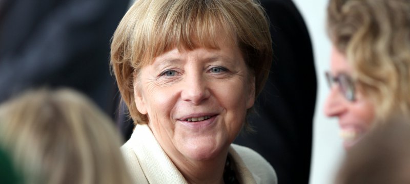 Angela Merkel mit Mitarbeitern