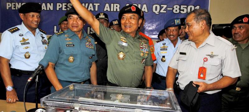 Indonesische Streitkräfte präsentieren Blackbox